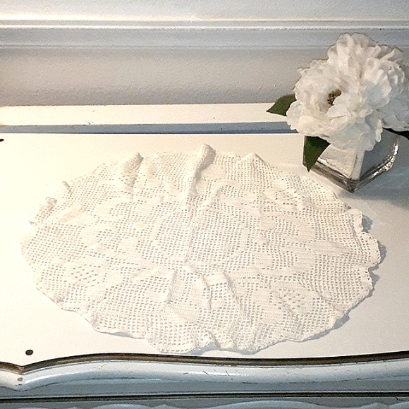 White Lace DOILIE crocheted OVAL - Picture 1 of 7